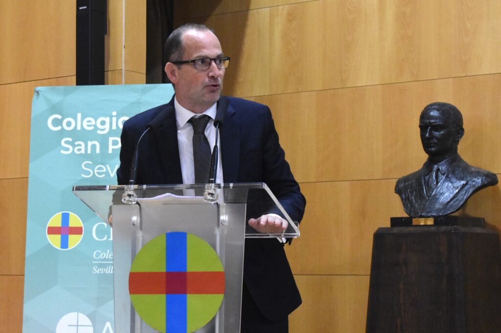 1 DSC 2050 &bull; “Elegid una universidad que, además de mantener elevado nivel académico, enfatice su papel como transmisora de virtudes y valores”