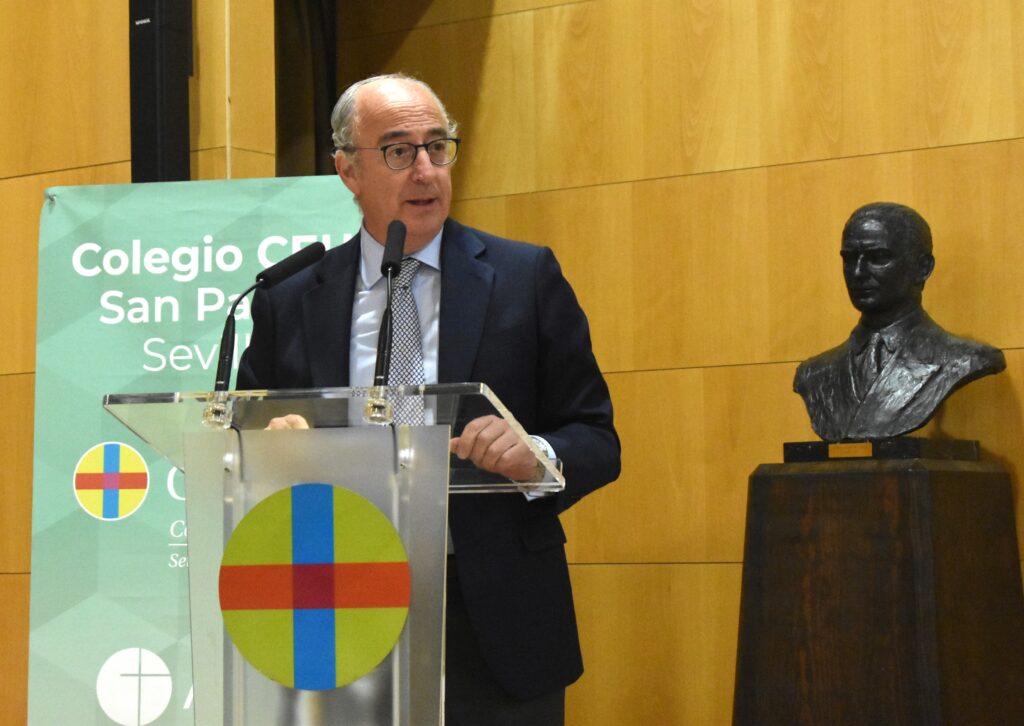 1 DSC 2065 &bull; “Elegid una universidad que, además de mantener elevado nivel académico, enfatice su papel como transmisora de virtudes y valores”