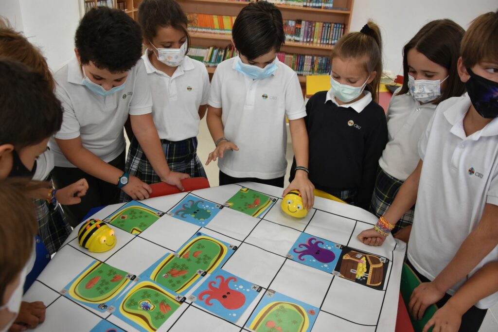 1 DSC 3001 &bull; Los alumnos del Summer Camp CEU construyen sus propias figuras robotizadas