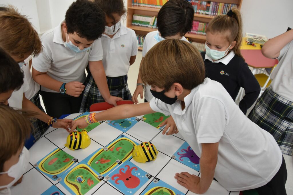 1 DSC 3005 &bull; Los alumnos del Summer Camp CEU construyen sus propias figuras robotizadas