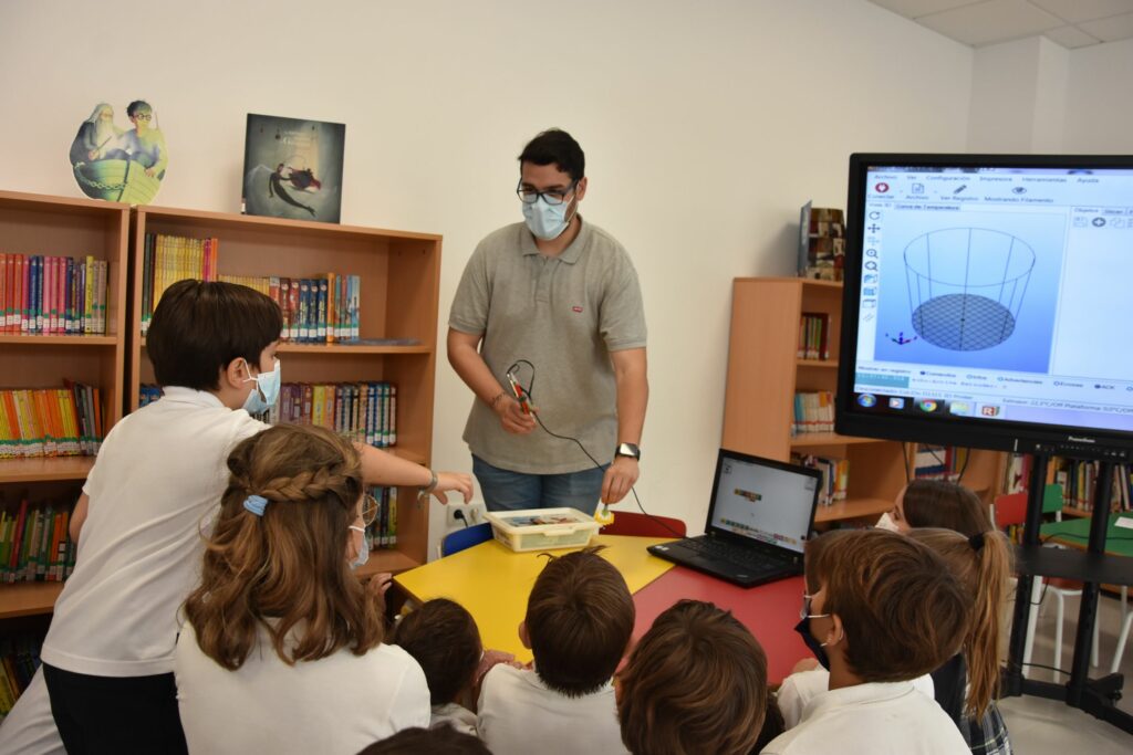 1 DSC 3013 &bull; Los alumnos del Summer Camp CEU construyen sus propias figuras robotizadas