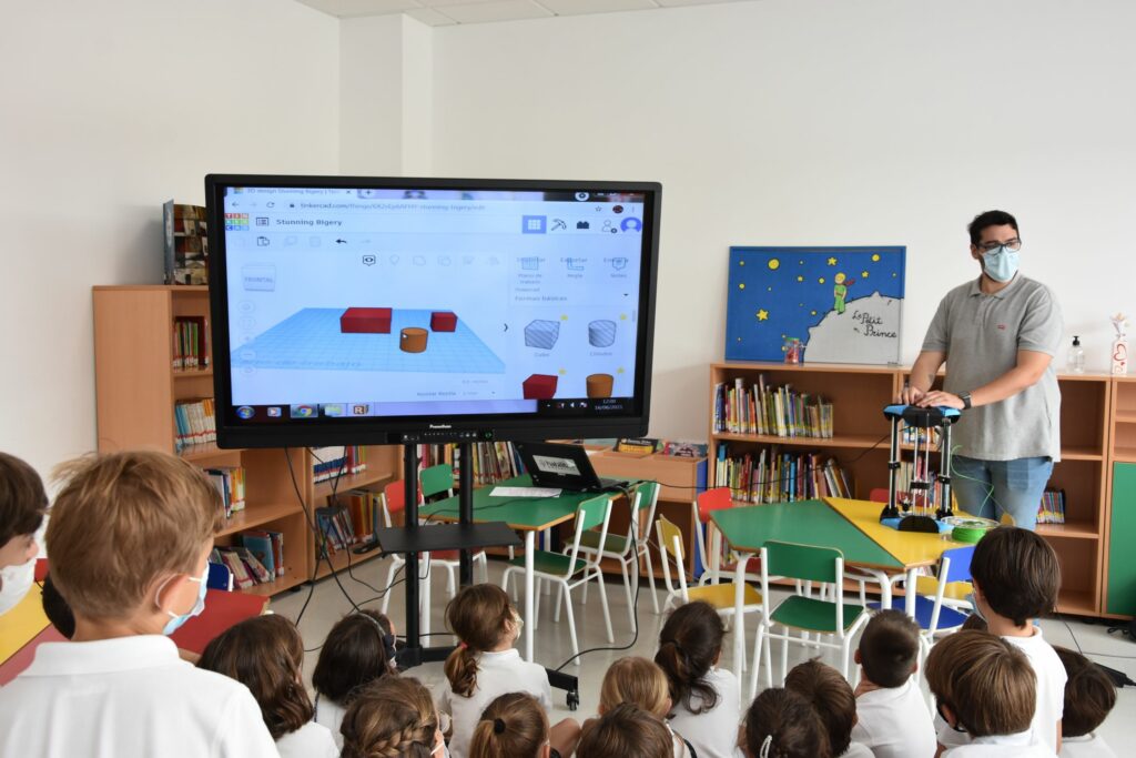 1 DSC 3046 &bull; Los alumnos del Summer Camp CEU construyen sus propias figuras robotizadas