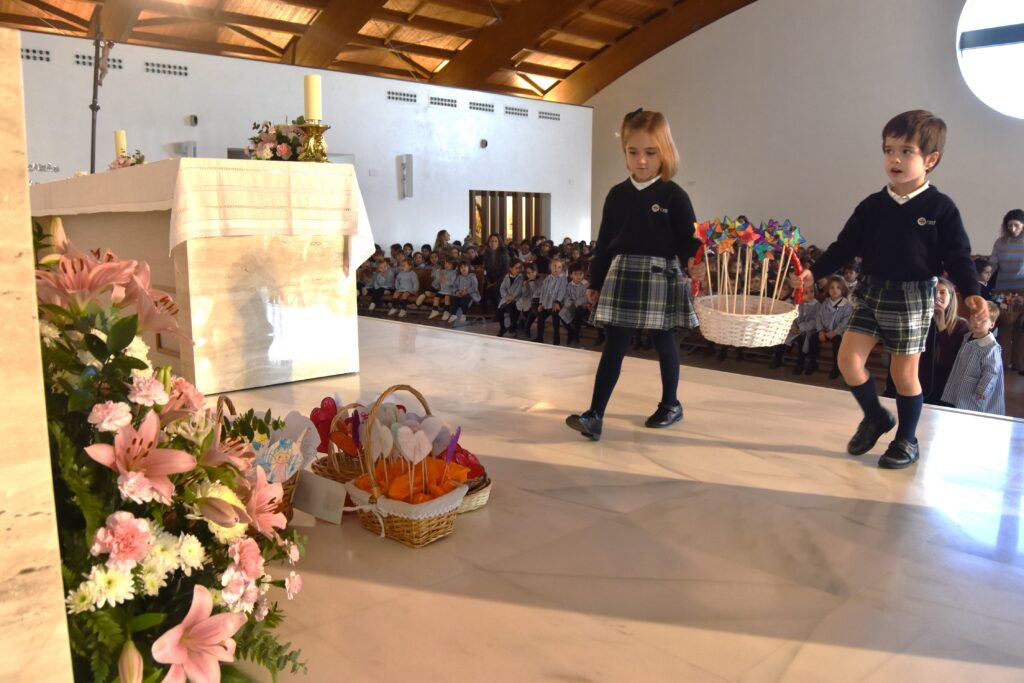 Alumnos del Colegio CEU San Pablo Sevilla realizan una ofrenda a la Virgen en honor de la festividad de la Inmaculada Concepción.
