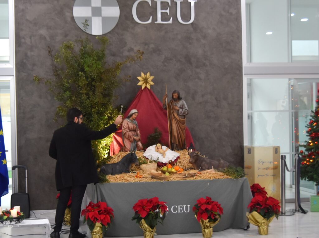 1 DSC 3239 &bull; La comunidad educativa de CEU Andalucía se reúne en torno al Belén