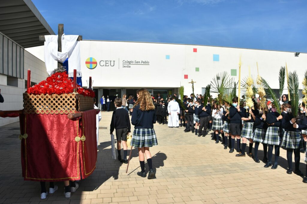 1 DSC 3596 &bull; El Colegio CEU San Pablo Sevilla celebra su tradicional procesión en este Viernes de Dolores
