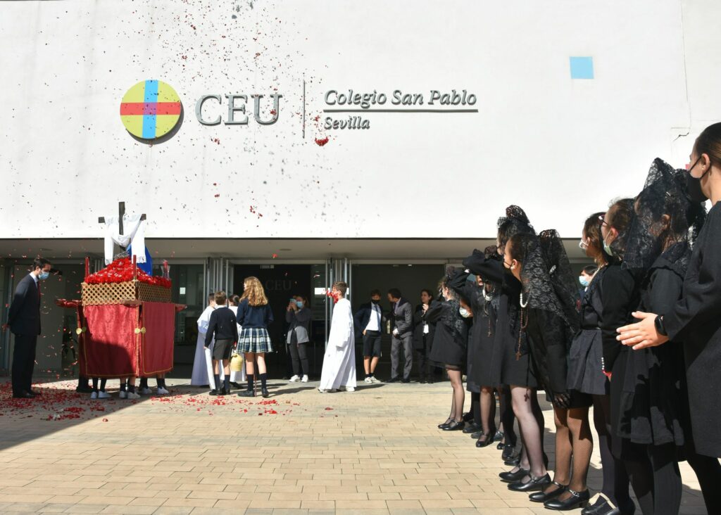 1 DSC 3617 &bull; El Colegio CEU San Pablo Sevilla celebra su tradicional procesión en este Viernes de Dolores