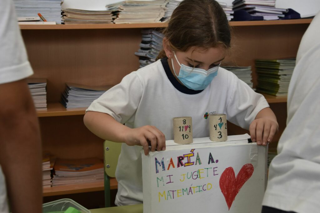 1 DSC 3743 1 &bull; Los alumnos de Educación Primaria del Colegio CEU San Pablo Sevilla participan en la I Feria Matemática del centro