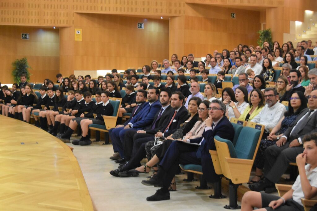 1 DSC 3748 &bull; Los alumnos de 6º de Primaria del Colegio CEU San Pablo Sevilla avanzan un paso más en su formación