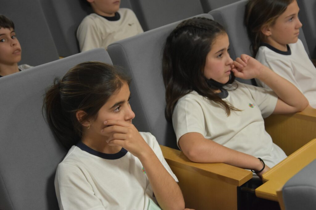 1 DSC 6316 &bull; Alumnos de 5º de Primaria del Colegio CEU San Pablo Sevilla participan en una sesión sobre periodismo corresponsal y técnicas de oratoria