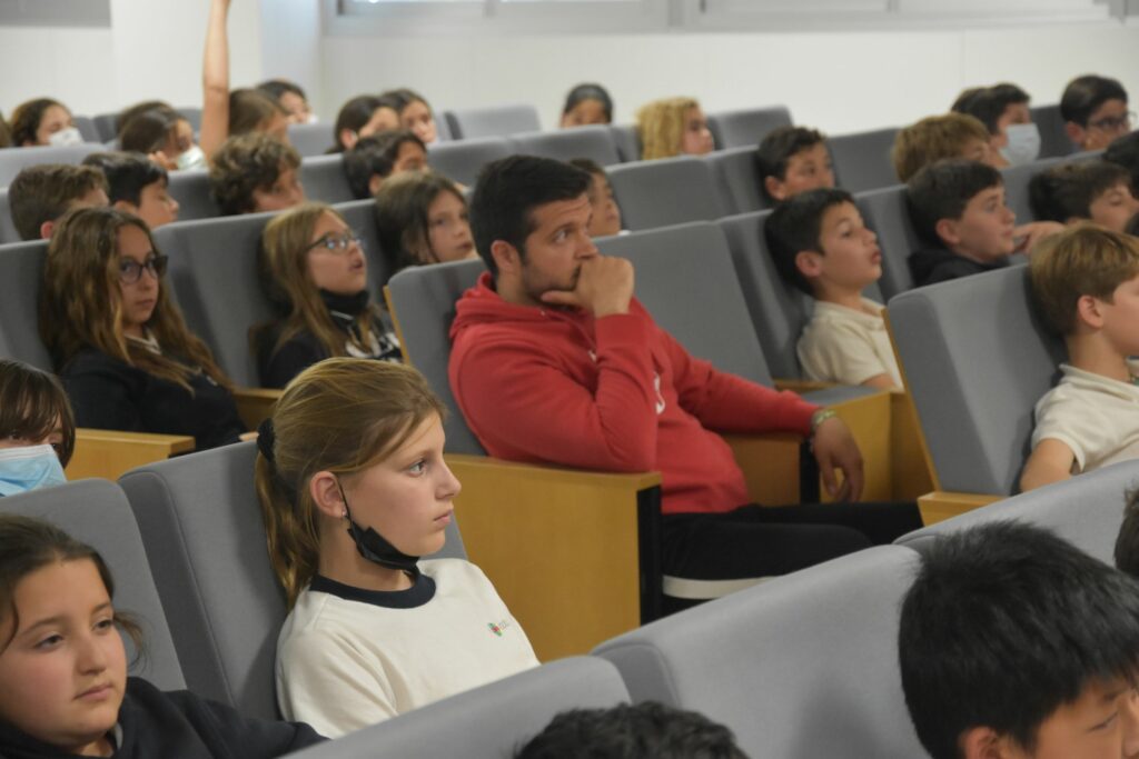 1 DSC 6322 &bull; Alumnos de 5º de Primaria del Colegio CEU San Pablo Sevilla participan en una sesión sobre periodismo corresponsal y técnicas de oratoria