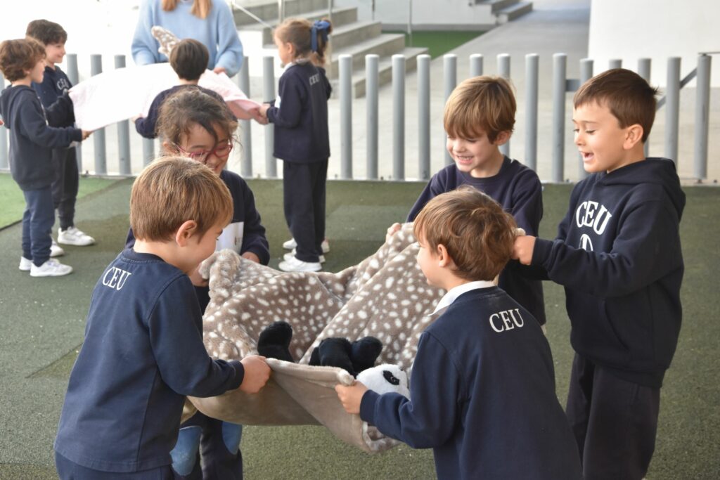 1 DSC 6428 &bull; Alumnos del Centro de Estudios Profesionales CEU participan en diversas actividades deportivas en el Colegio CEU San Pablo Sevilla
