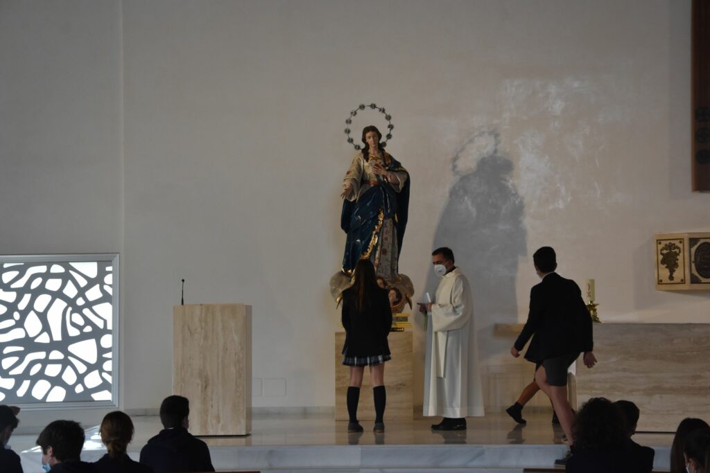 1 DSC 6796 &bull; Alumnos del Colegio CEU San Pablo Sevilla realizan un acto de Consagración a la Virgen