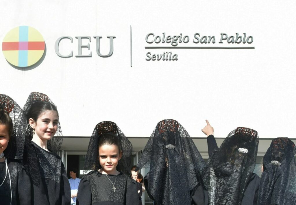 1 DSC 7101 1 &bull; Celebración de la tradicional procesión del Viernes de Dolores en el Colegio CEU San Pablo Sevilla