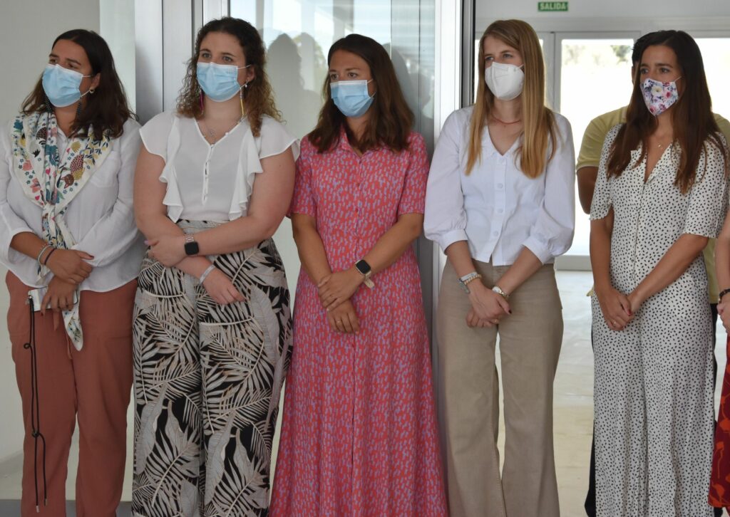 1 DSC 7103 &bull; Bendición del nuevo azulejo de San Pablo en la entrada del edificio de Bachillerato del Colegio CEU San Pablo Sevilla