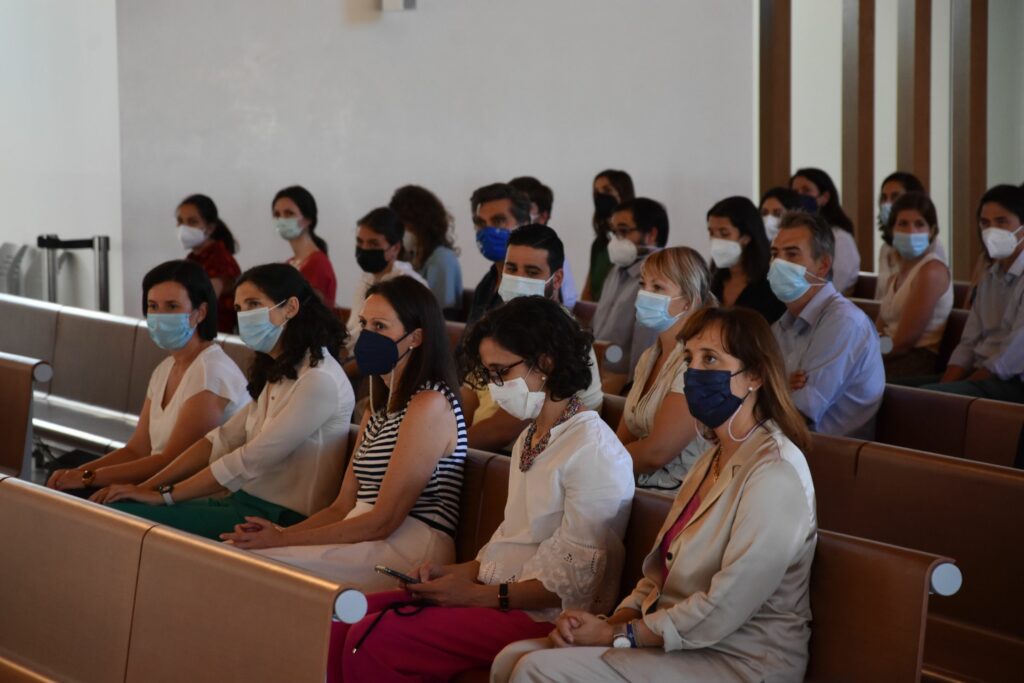 1 DSC 7138 &bull; Bendición del nuevo azulejo de San Pablo en la entrada del edificio de Bachillerato del Colegio CEU San Pablo Sevilla