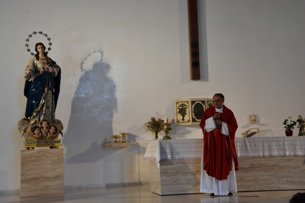 1 DSC 7152 &bull; Bendición del nuevo azulejo de San Pablo en la entrada del edificio de Bachillerato del Colegio CEU San Pablo Sevilla