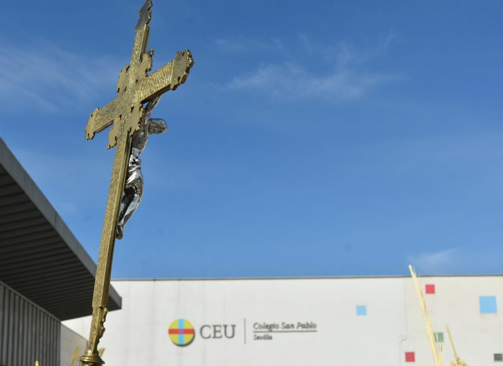 1 DSC 7278 &bull; Celebración de la tradicional procesión del Viernes de Dolores en el Colegio CEU San Pablo Sevilla