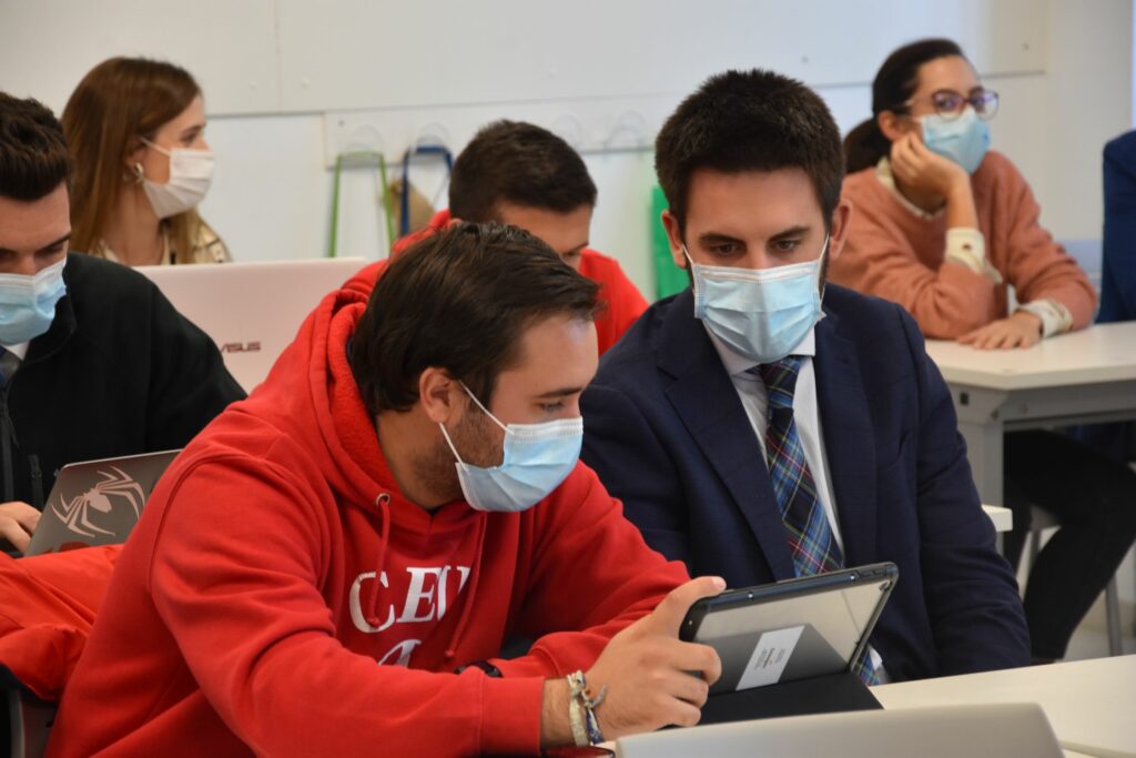1 DSC 7553 &bull; El equipo docente del Colegio CEU San Pablo Sevilla recibe formación sobre la correcta implantación del Ipad en el aula