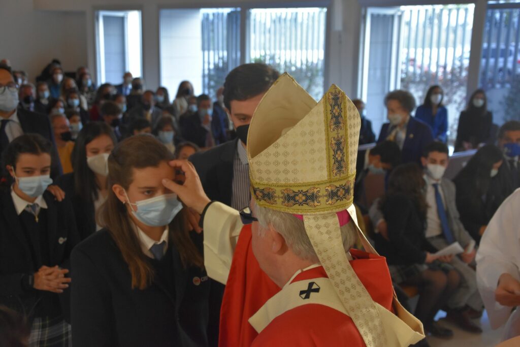 1 DSC 8186 &bull; Alumnos del Colegio CEU San Pablo Sevilla reciben el sacramento de la confirmación