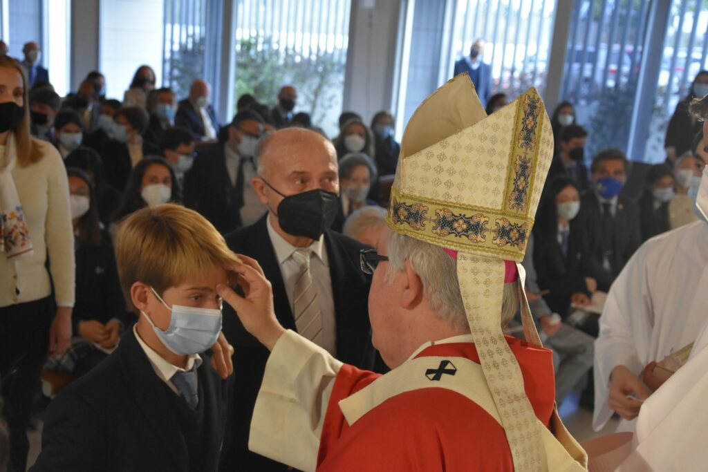 1 DSC 8211 &bull; Alumnos del Colegio CEU San Pablo Sevilla reciben el sacramento de la confirmación