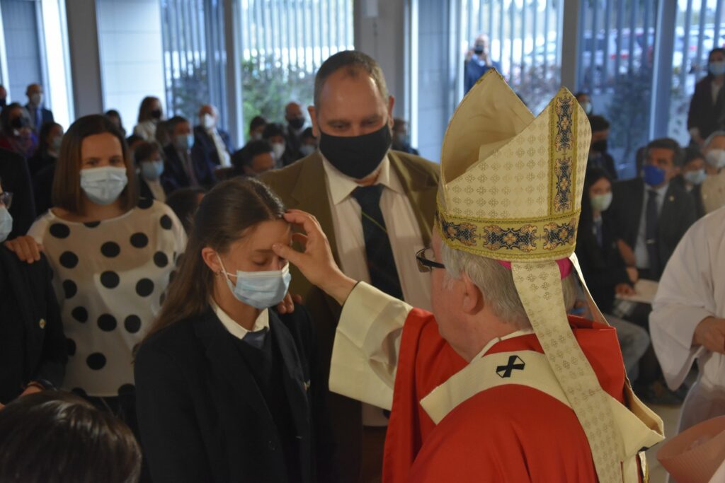 1 DSC 8216 &bull; Alumnos del Colegio CEU San Pablo Sevilla reciben el sacramento de la confirmación