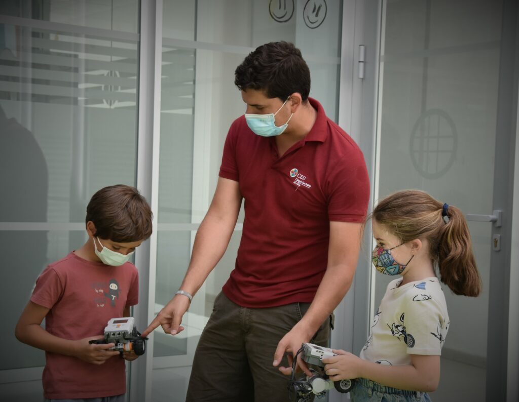 1 DSC 8785 1 &bull; Los alumnos del Summer Camp CEU construyen sus propias figuras robotizadas