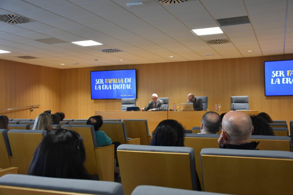 1 DSC 9082 &bull; El reto de ser una familia en la era digital, nueva edición del Aula de Familia del Colegio CEU San Pablo Sevilla