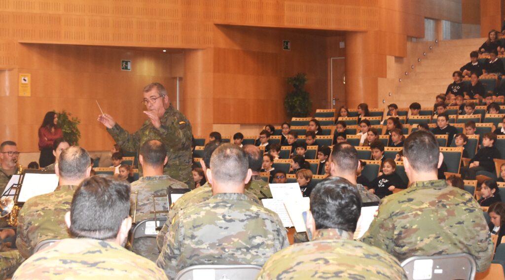 1 DSC 9669 &bull; Alumnos del Colegio CEU San Pablo Sevilla asisten a un concierto de la Banda de Capitanía previo a la Semana Santa