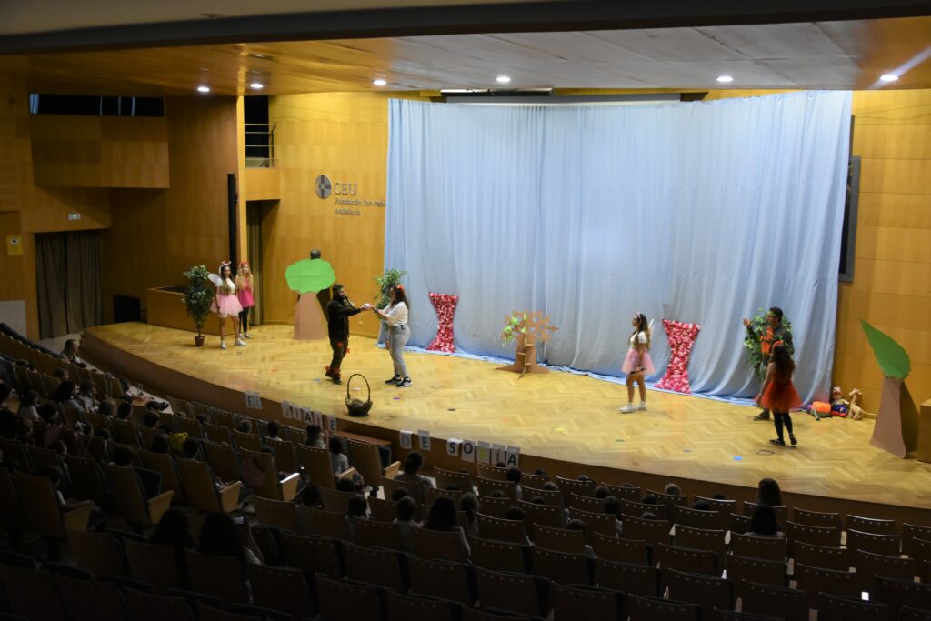 1 DSC 9882 &bull; Estudiantes del Grado en Educación Infantil del Centro de Estudios Universitarios Cardenal Spínola CEU representan una obra teatral ante alumnos del Colegio CEU San Pablo Sevilla