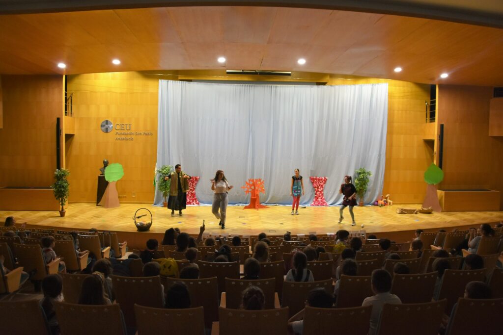 1 DSC 9912 &bull; Estudiantes del Grado en Educación Infantil del Centro de Estudios Universitarios Cardenal Spínola CEU representan una obra teatral ante alumnos del Colegio CEU San Pablo Sevilla