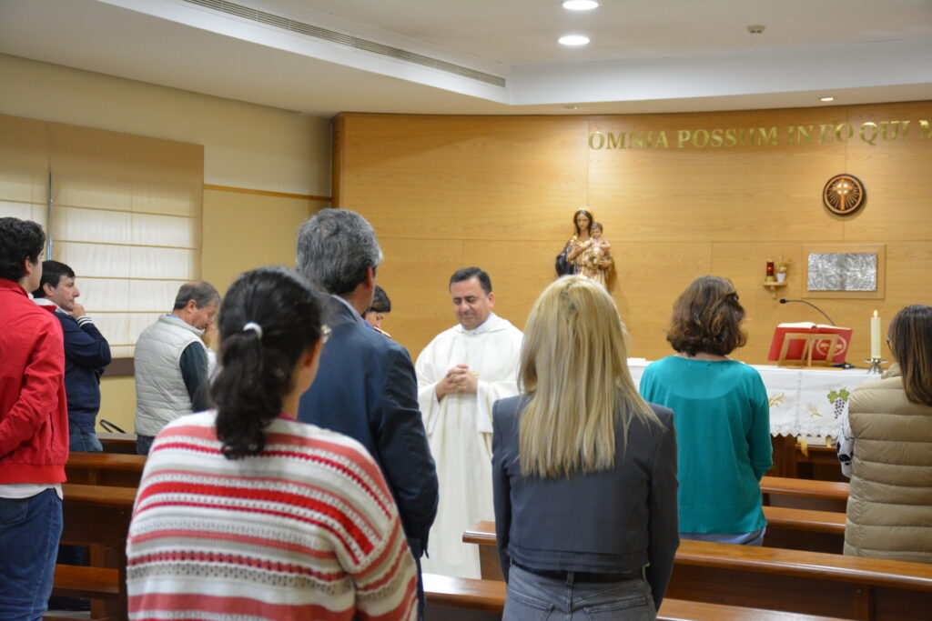 Celebración de la Santa Misa en la capilla universitaria del Campus CEU Andalucía. Tras la misa, comenzaron las competiciones deportivas.