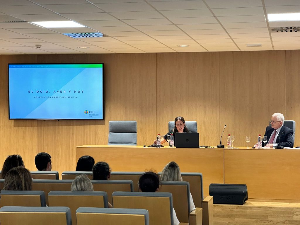 1 IMG 20231023 WA0019 &bull; Primera sesión del curso del Aula de Familia en el Colegio CEU San Pablo Sevilla