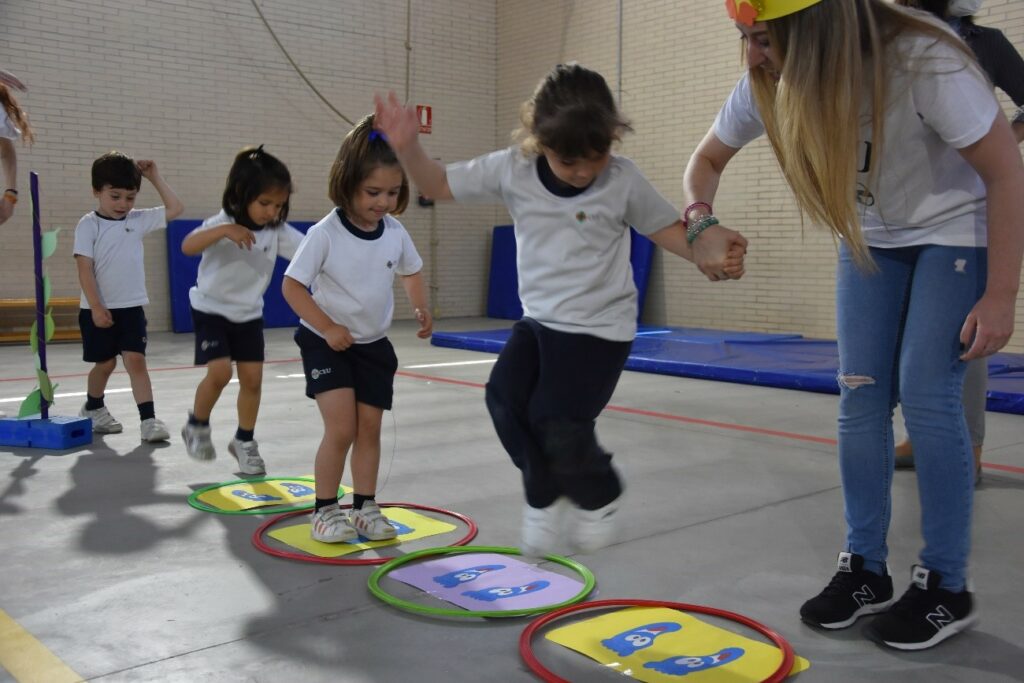 1 PSICO 1 &bull; Alumnos del Ciclo Superior de Educación Infantil del CEP-CEU diseñan una sesión de psicomotricidad con los alumnos del Colegio CEU San Pablo Sevilla
