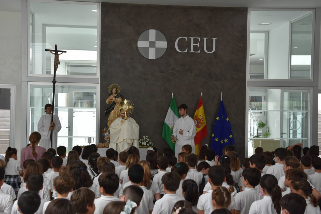 1 Primaria &bull; El Colegio CEU San Pablo Sevilla celebra el Corpus Christi