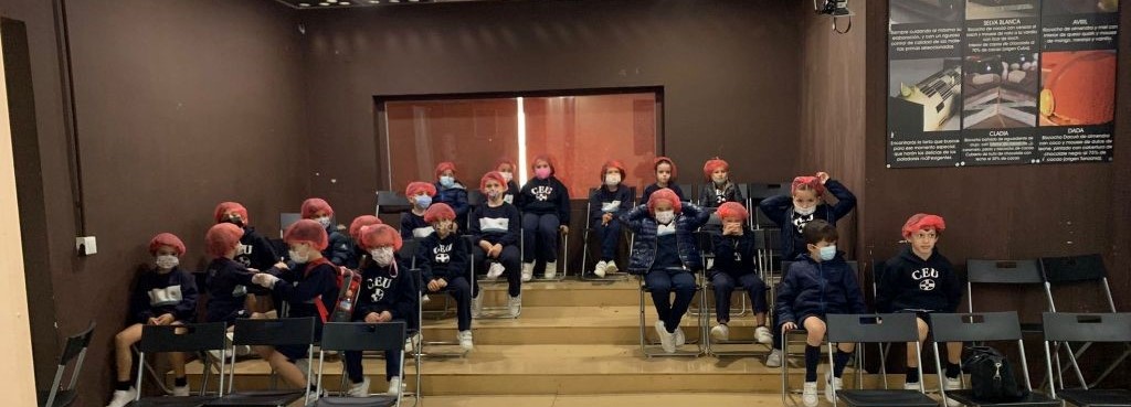 1 WhatsApp Image 2021 11 16 at 13.04.31 &bull; Alumnos del Colegio CEU San Pablo Sevilla visitan la Fábrica de Chocolate ‘Mamá Goye’