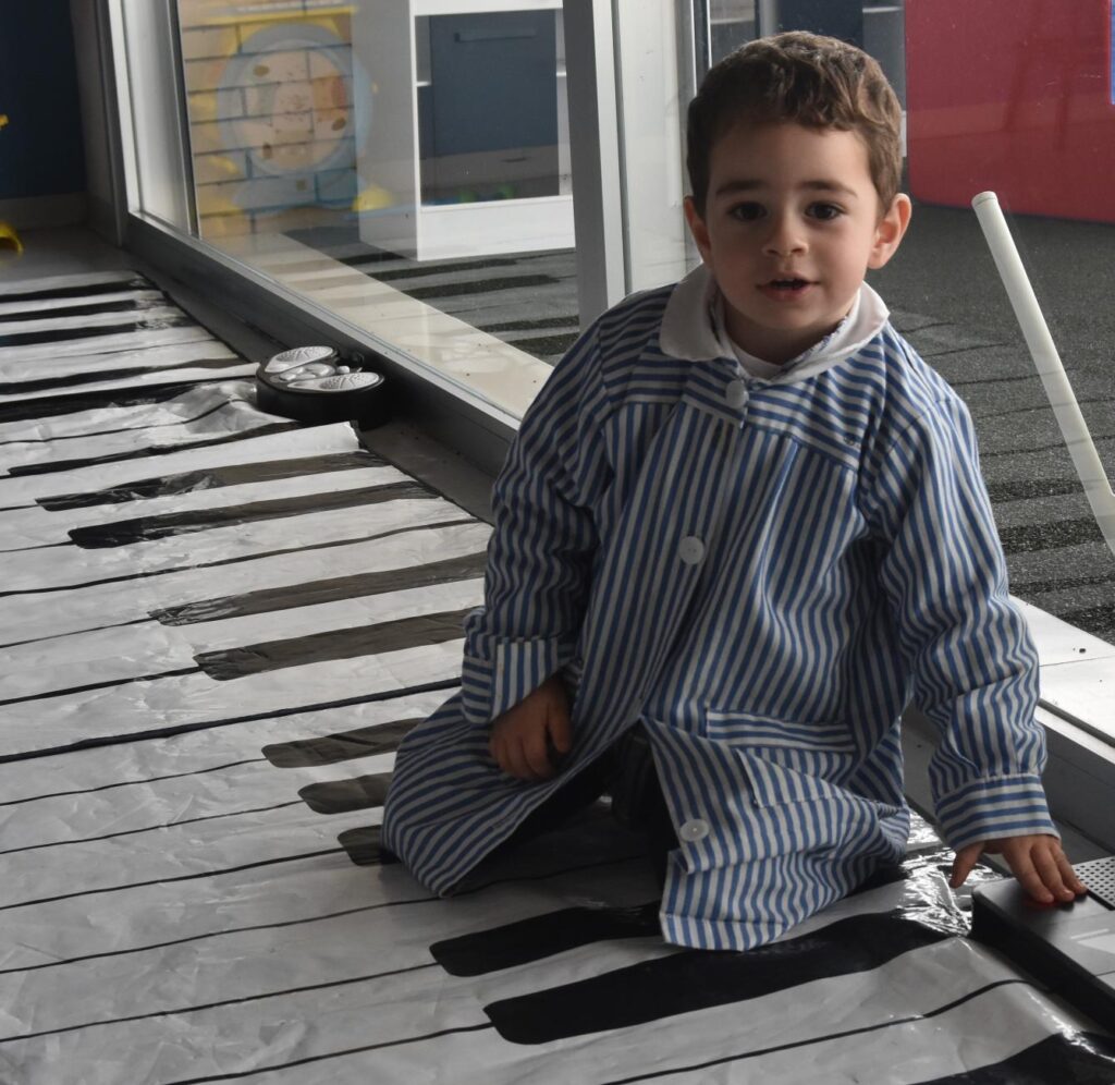 1 alumno piano aula 1 &bull; La música, motor didáctico en CEU Andalucía