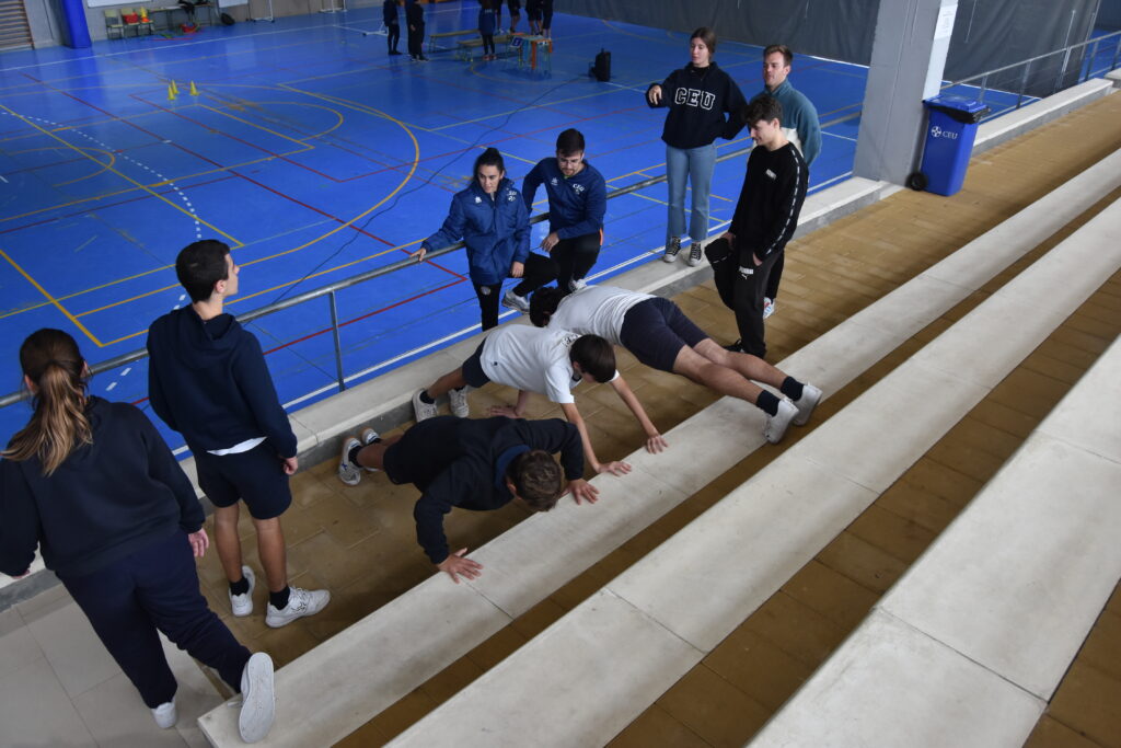 1 calistenia escaleras colegio ceu &bull; Sesión de Calistenia para los alumnos del Colegio CEU San Pablo Sevilla