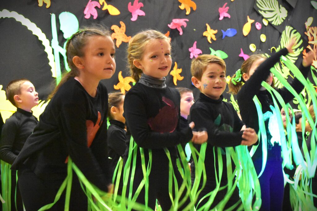 1 colegio ceu medusas • Christmas under the sea, la actuación navideña de los más pequeños del Colegio CEU San Pablo Sevilla