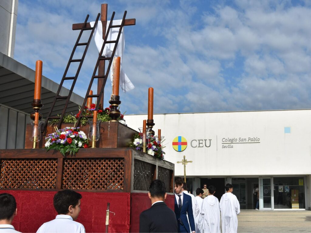 1 cruz mayo colegio &bull; Mayo de romería y procesiones en el Colegio CEU San Pablo Sevilla
