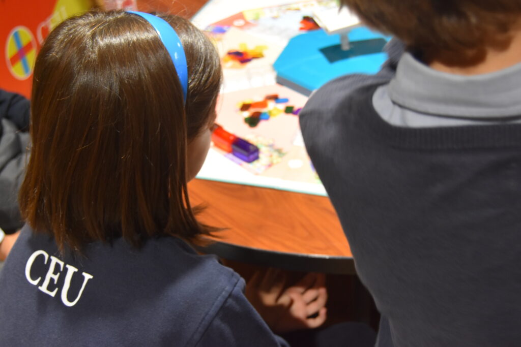 1 disciple alumna ceu • Alumnos de 5º de Primaria del Colegio CEU San Pablo Sevilla participan en el II Concurso Disciple