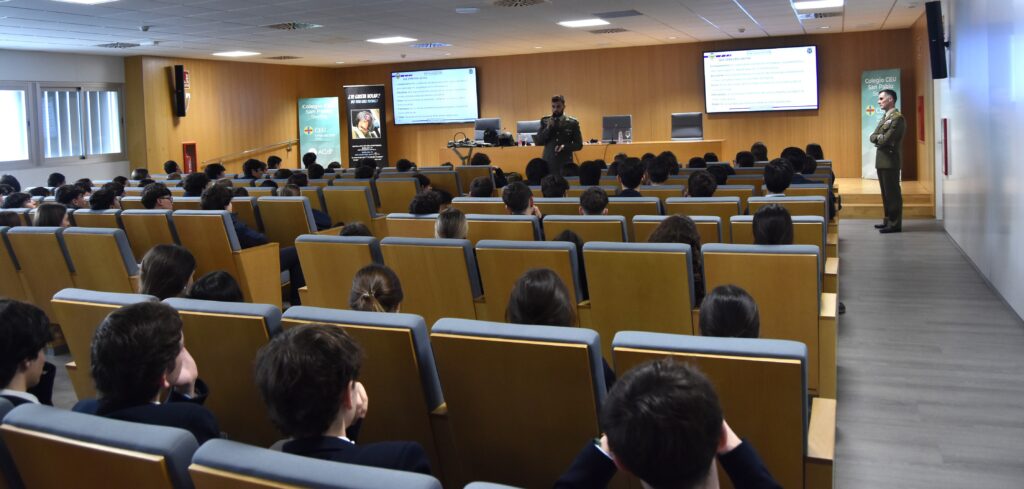 El Ejército de Tierra visita el Colegio CEU Sevilla