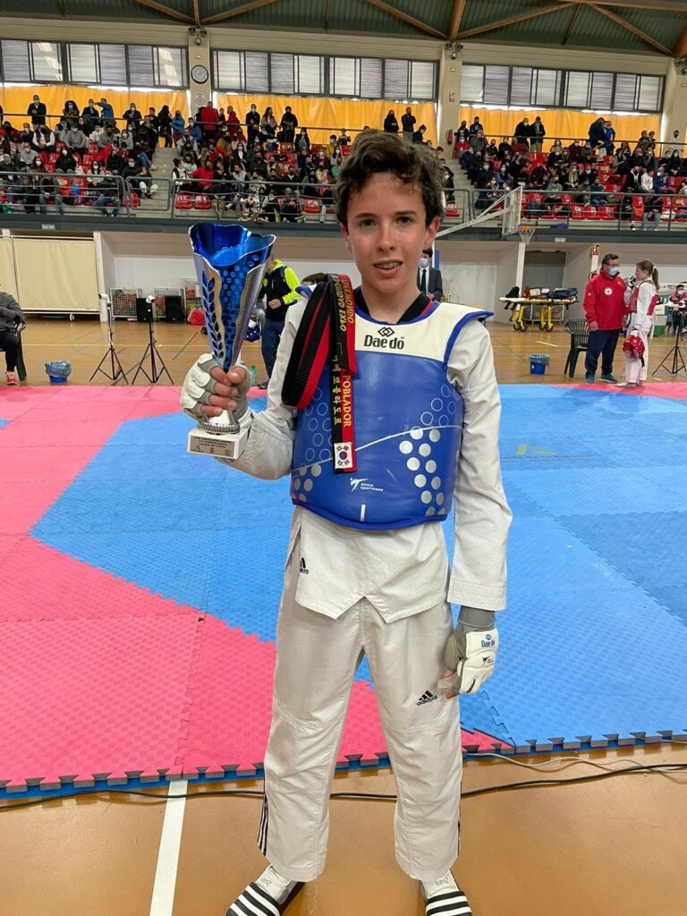1 enrique poblador &bull; Enrique Poblador, alumno del Colegio CEU San Pablo Sevilla, gana el Campeonato de Andalucía de Taekwondo