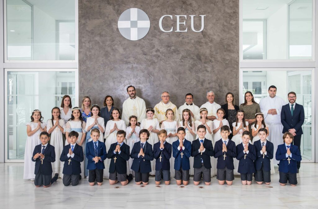 1 grupo 2 &bull; Alumnos del Colegio CEU San Pablo Sevilla reciben su Primera Comunión