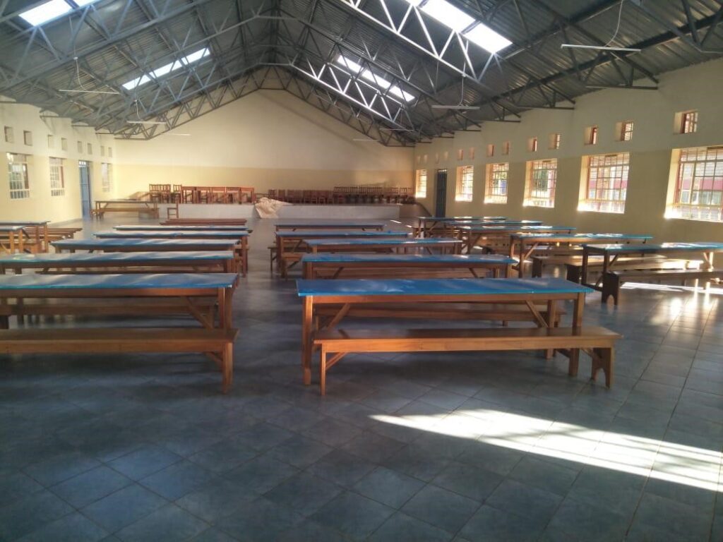 1 mesa comedor kenia • El Colegio Our Lady Help of Christians School de Nairobi (Kenia) avanza en el equipamiento de su comedor escolar