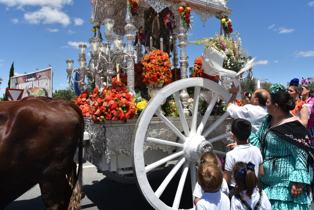 1 ofrenda flores ceu rocio &bull; Alumnos del Colegio CEU San Pablo Sevilla viven su Romería Mariana