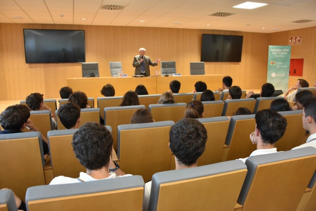 1 otero 1 &bull; José Manuel Otero Novas inaugura el ciclo de conferencias del Excellence Program en el Colegio CEU San Pablo Sevilla