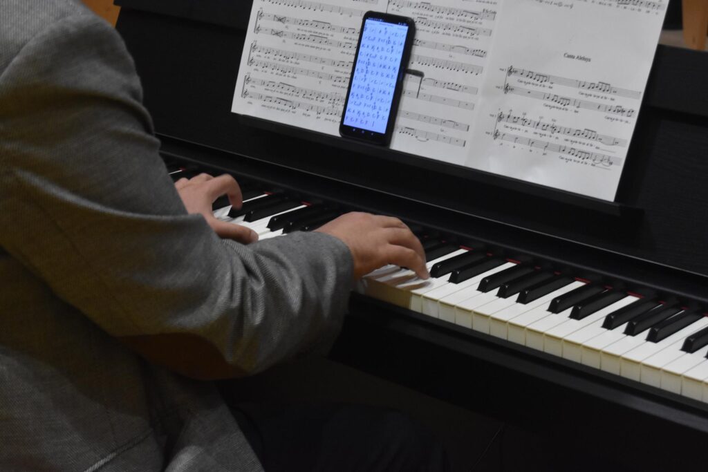 1 piano detalle manos 1 &bull; La música, motor didáctico en CEU Andalucía