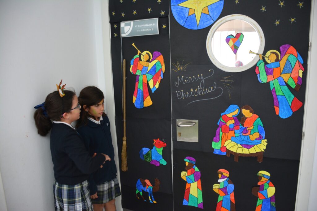 1 puertas colegio ceu &bull; Montamos el Belén en el Colegio CEU San Pablo Sevilla