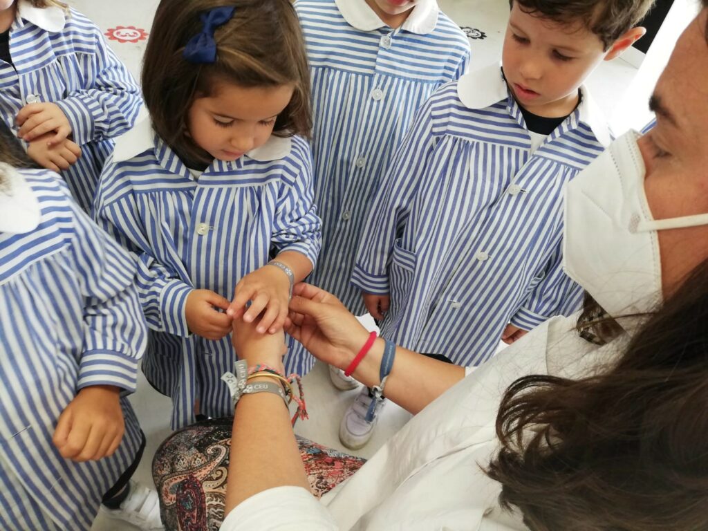 1 pulseras solidarias ceu1 1 &bull; El Colegio CEU San Pablo Sevilla entrega lo recaudado en la “I Campaña CEU Pulseras Solidarias” a la Obra Social del Hospital San Juan de Dios del Aljarafe