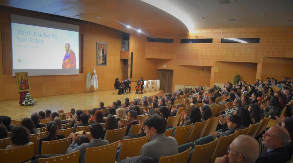 1 san pablo asistentes &bull; La XXVII Noche de San Pablo premia el compromiso de su comunidad educativa